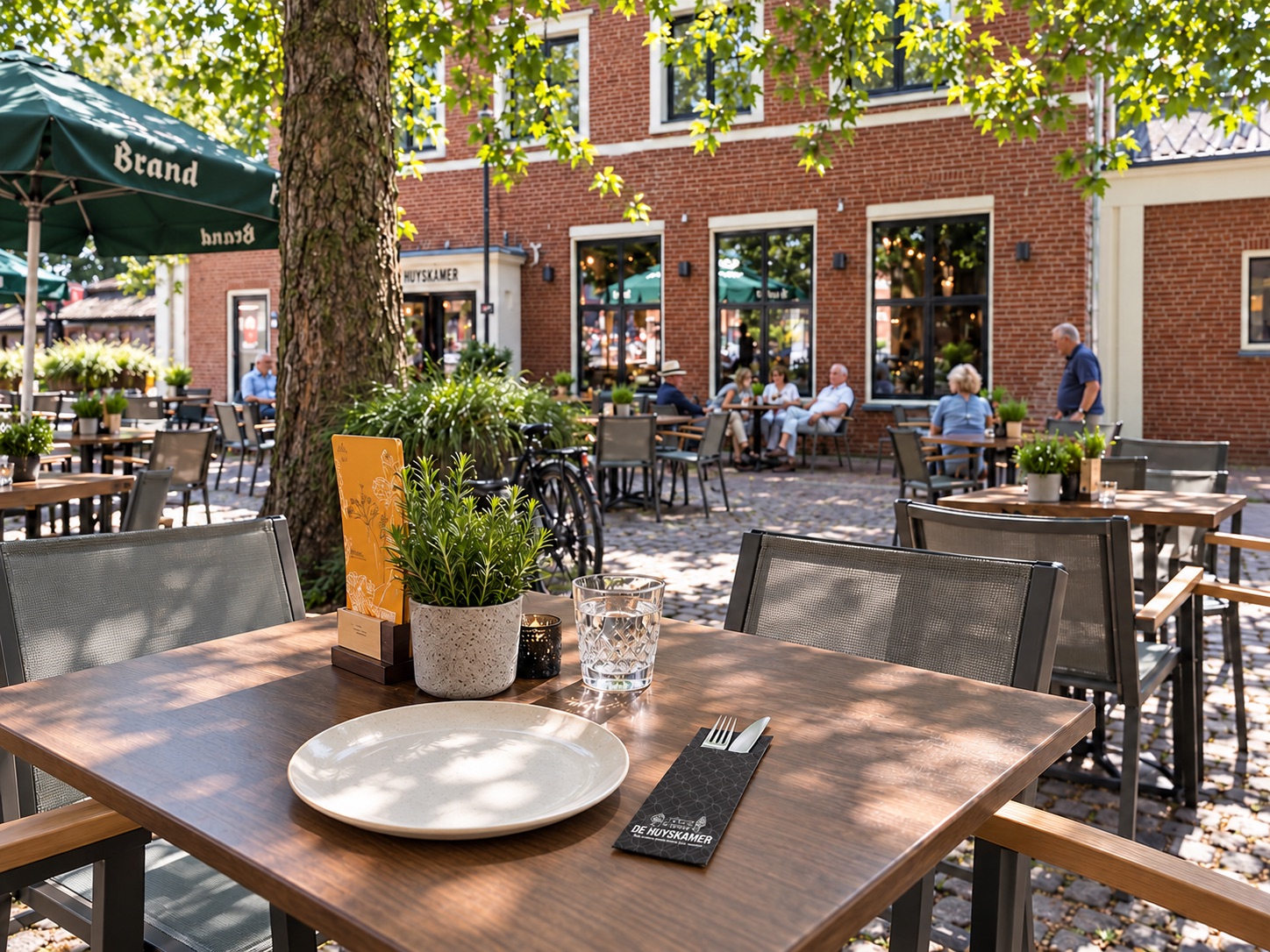 Terras van De Huyskamer met een bedrukt bestekzakje op tafel