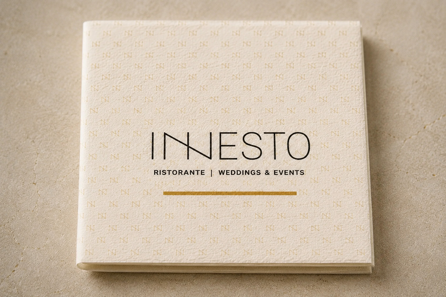 Close-up van het Innesto airlaid-servet met het complete logo gecentreerd