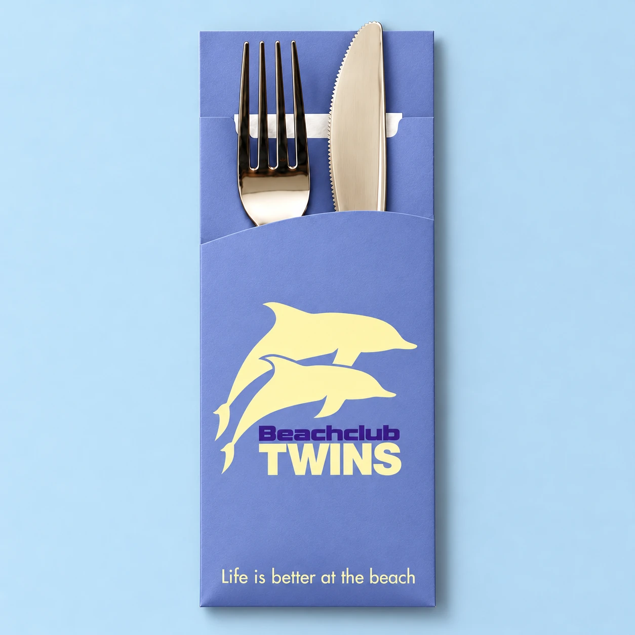 Beachclub Twins · Funda para cubiertos · anverso · Morado con delfines amarillo claro y logotipo Twins