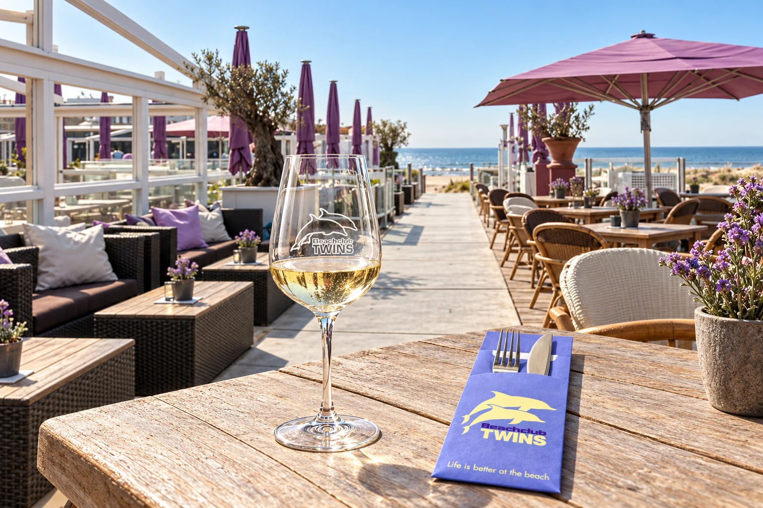 Beachclub Twins · Los delfines unen la copa y la funda.